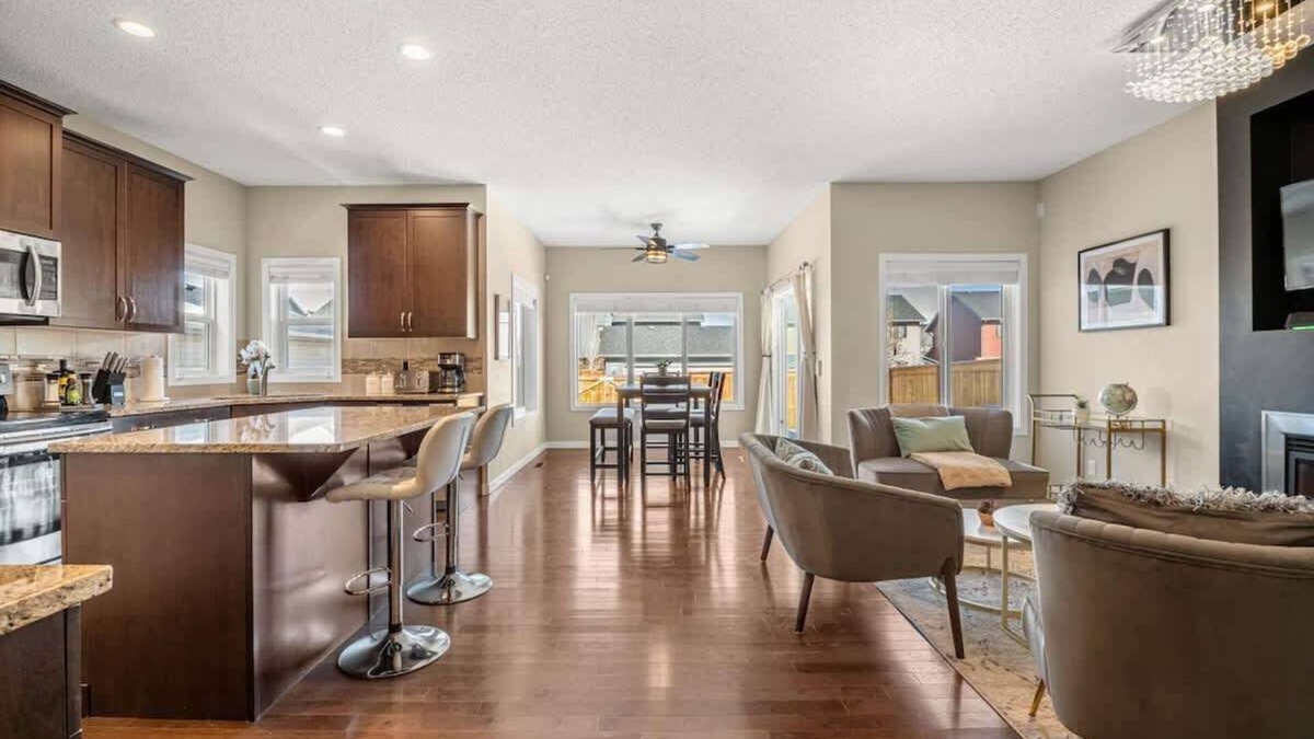 Southeast Calgary House | The Trenta - 4BD 3BA 2 Kitchen Stunner