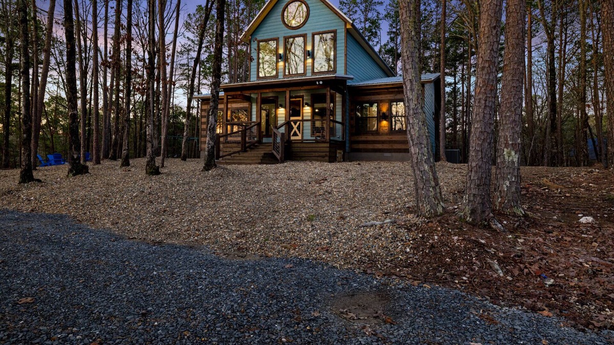 Broken Bow Cabin | The Trinity Retreat - Loft, Game Room, Pool Table, Hot Tub, FREE Firewood!
