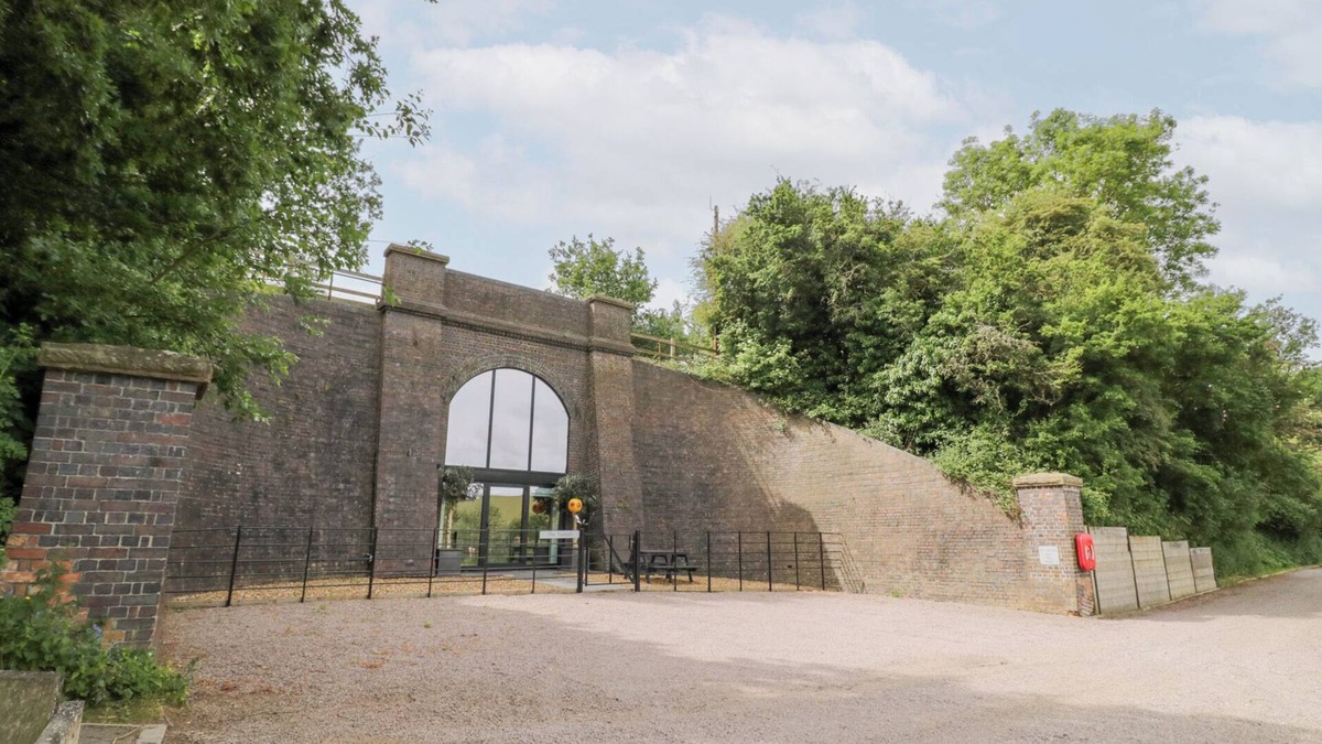 Middleton Cheney Cottage | THE TUNNEL AT BRIDGE LAKE FARM AND FISHERY, romantic in Chacombe