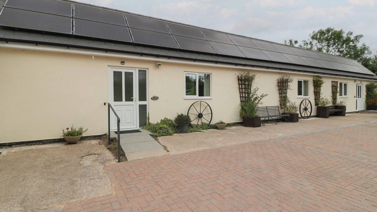 Moreton Cottage | THE TURBLES - SWALLOWS NEST, pet friendly, with a garden in Welland