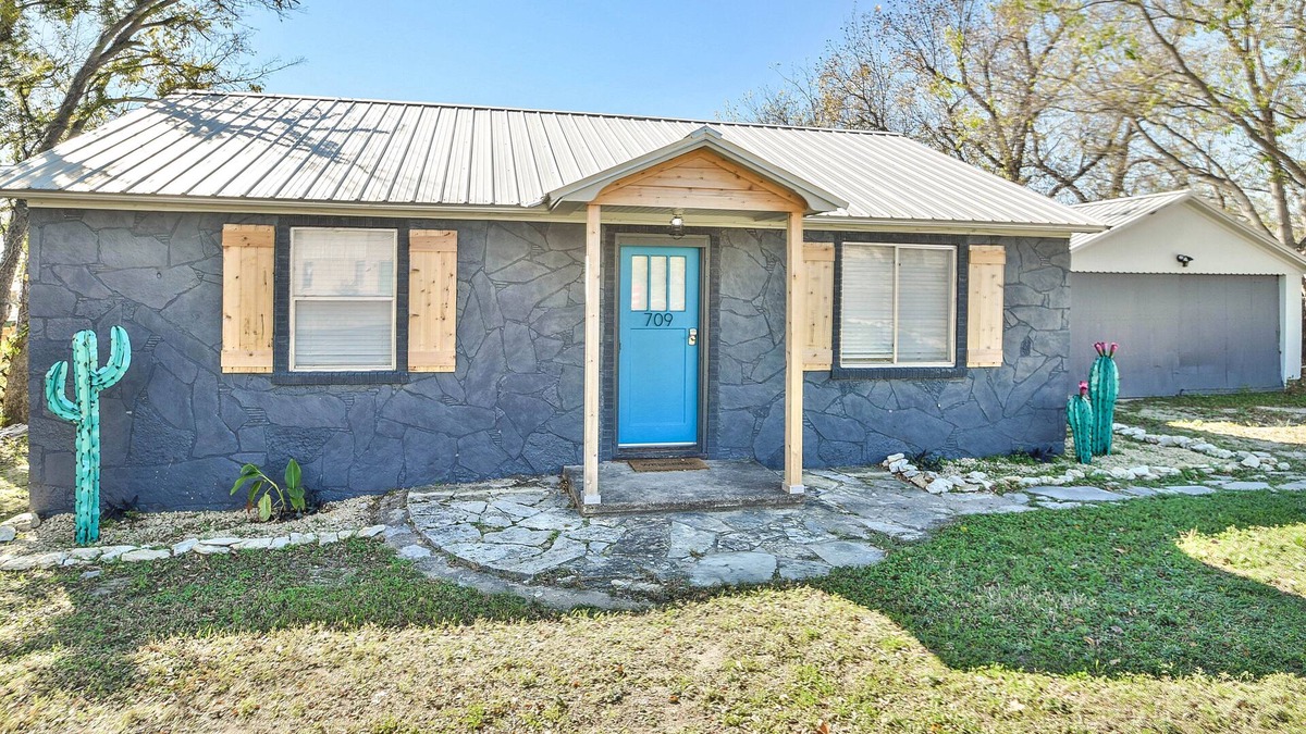 Glen Rose House | The Turquoise Cactus / King Bed / Sleeps 6