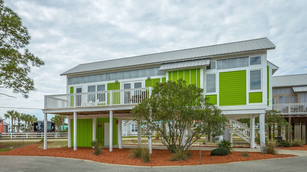 Carrabelle Cottage | "The Turtle Shell" 1BR/1BA $175 per night, sleeps 4, across from the beach!