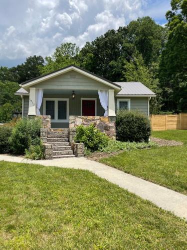 Hendersonville House | The Twisted Maple - Dogs Stay Free!