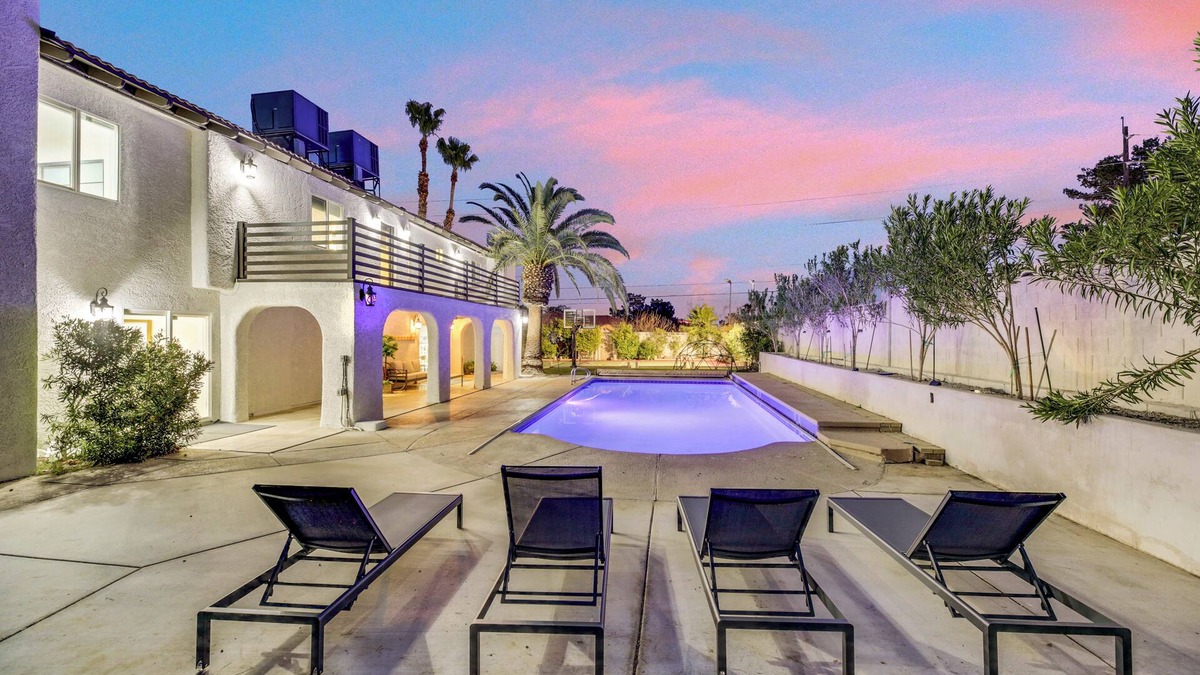 Spring Valley House | The Ultimate Getaway Pickleball, Pool & Gameroom - 10 mins from Strip