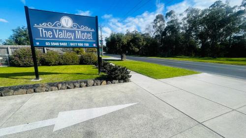 Pakenham Hotel | The Valley Motel