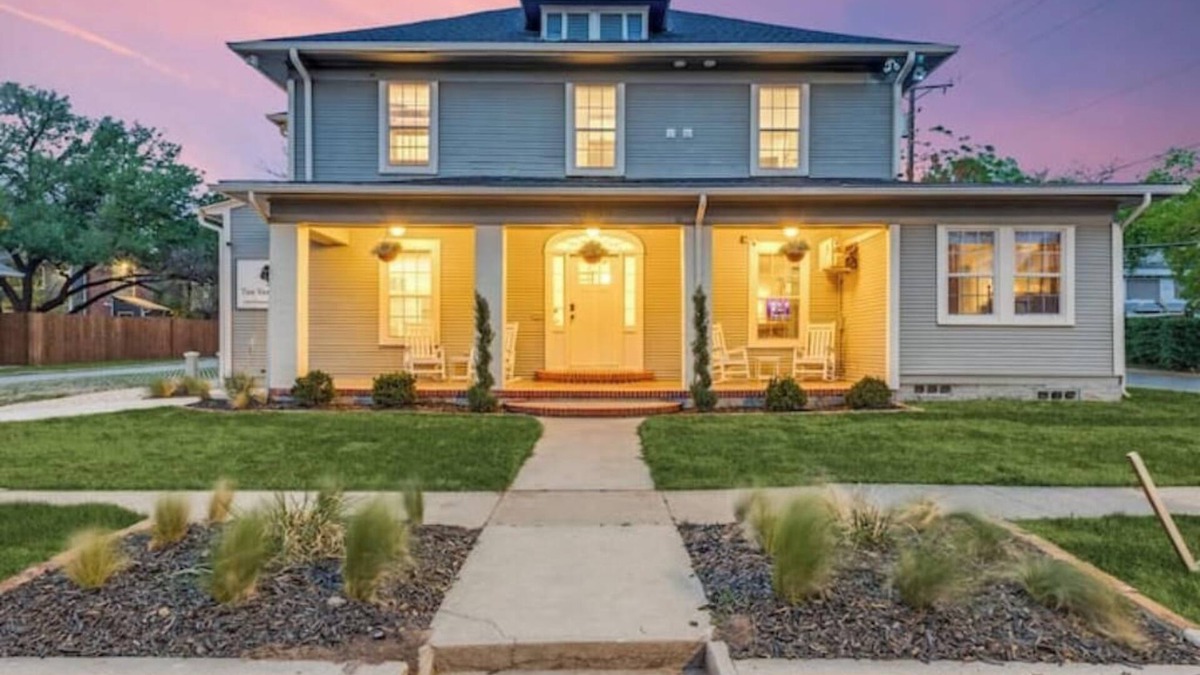 Denton Apartment | The Vanderbilt Mansion Apt 10 Near Downtown and TWU