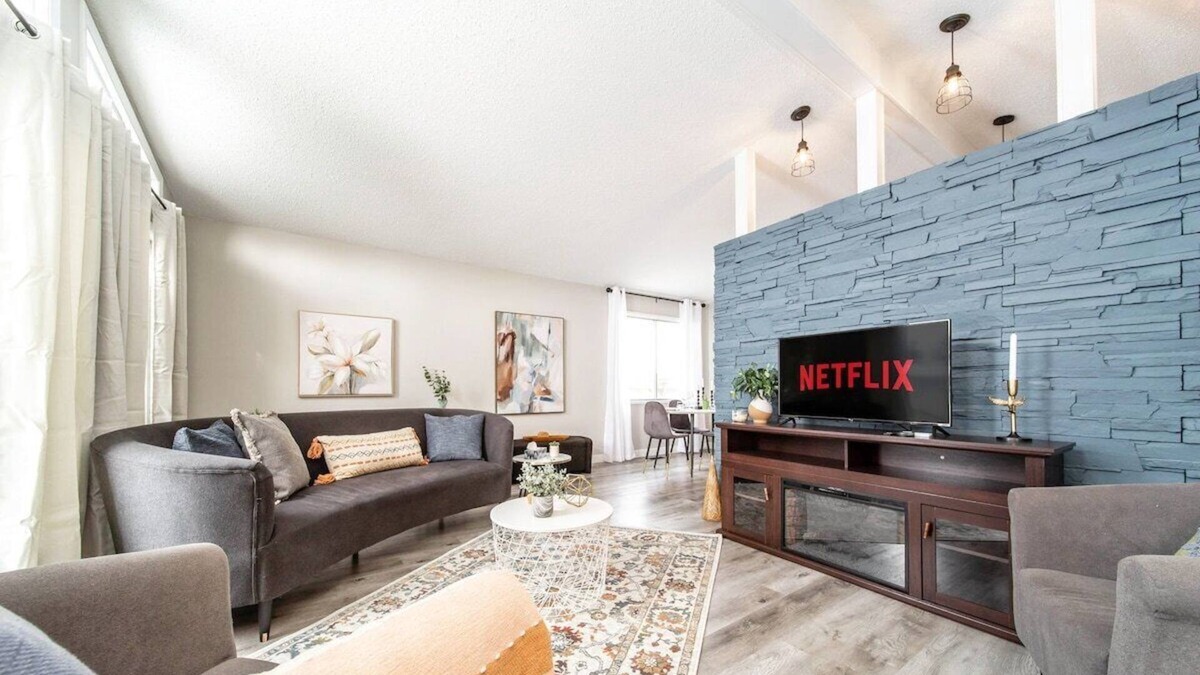 West Edmonton House | The Vault | Near WEM | Pet Friendly | King Bed |AC