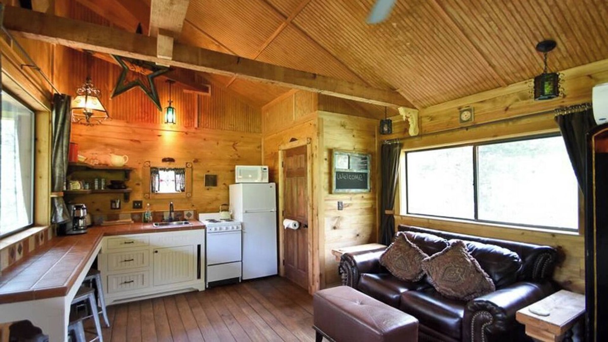 Brenham Cabin | The Veranda is a Secluded Romantic Cabin at Scenic Hill Retreat with Whirlpool Tub