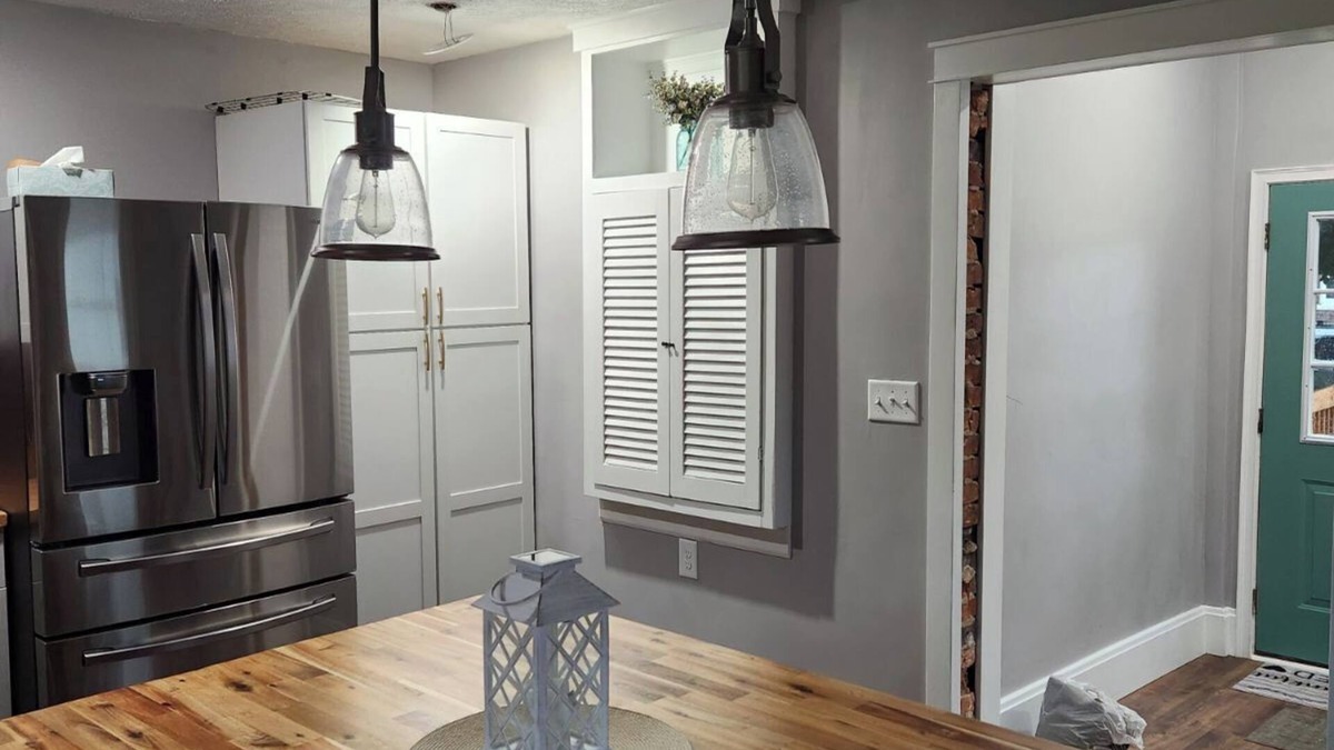 Springfield House | "The Vicky" A warm spacious 6-bedroom home in Springfield's Historic District!