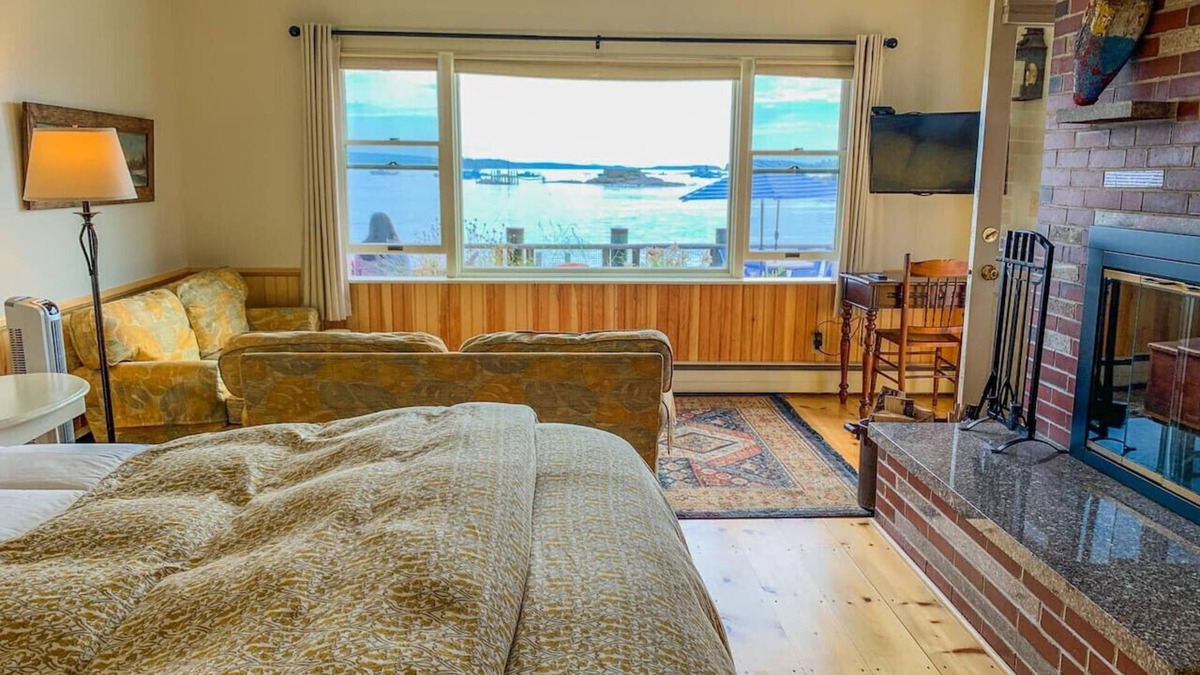 Stonington Hotel | The Victory Chimes - Inn on the Harbor