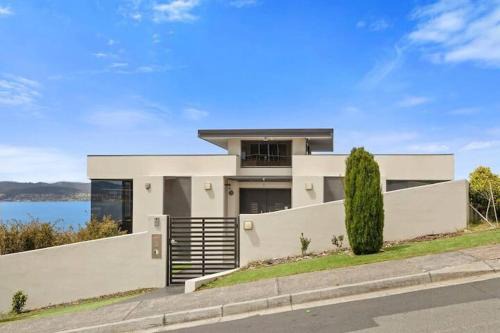 Sandy Bay House | The View Luxury home 6 bed 4 bath