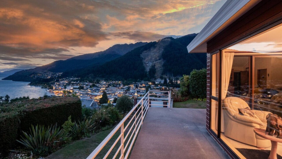Queenstown City Centre House | The view of Queenstown - 4 bed, 2.5 bathroom house