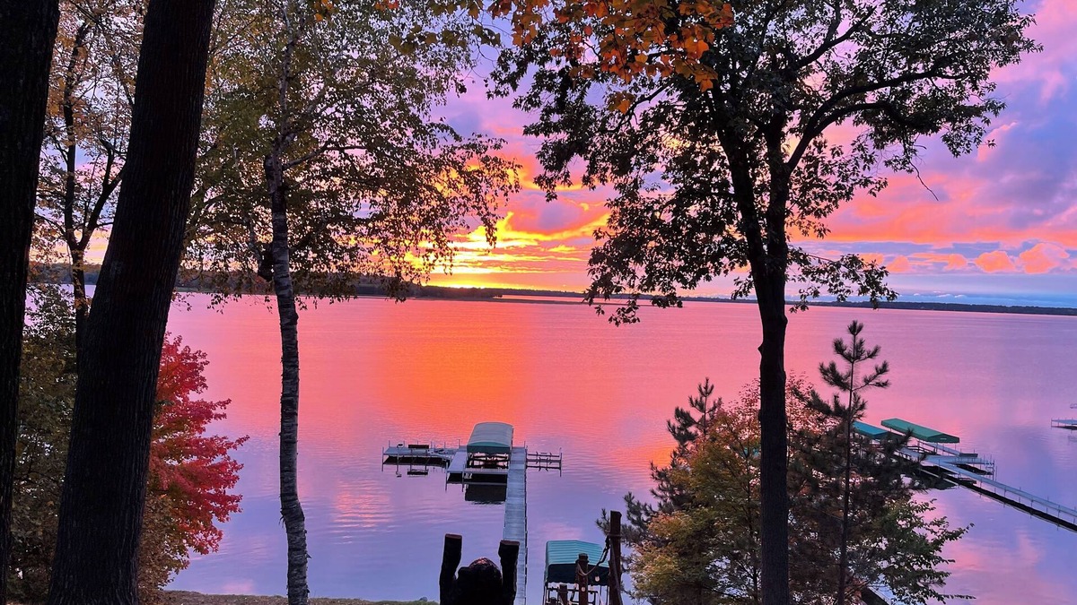 Lake Shore House | “The View on Gull” Spacious 4-bedroom plus loft house with 100’ on Gull Lake