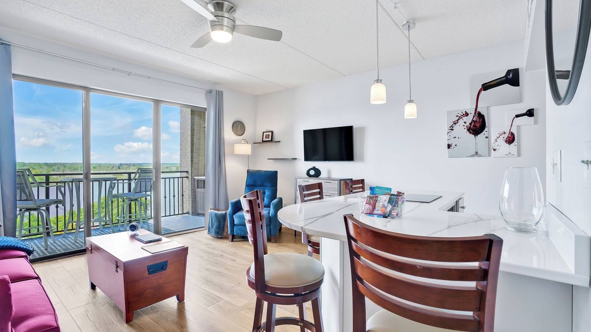 Downtown Wilmington Condo | The View! On Water Street! Free parking.