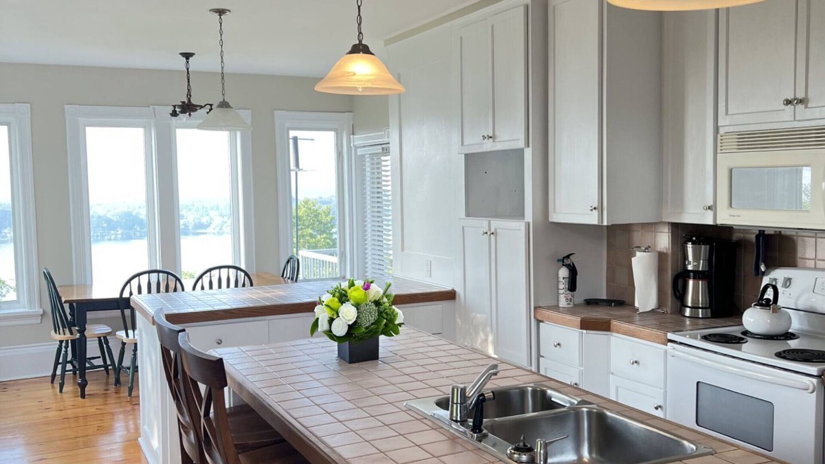 Prince Edward House | THE VIEW- Stunning 'Lake On The Mountain' Estate with Beach Access