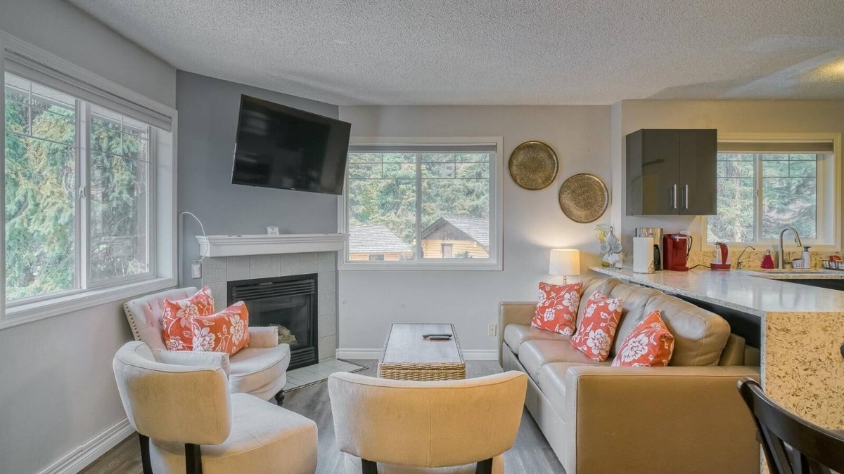 Harvie Heights House | The View Tub- hot tub, free parking, view, king bed, AC, 2BR, sleeps 6