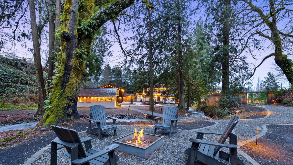 Monroe House | “The Village at Richardson creek”, 31 bed, sought after group destination homes