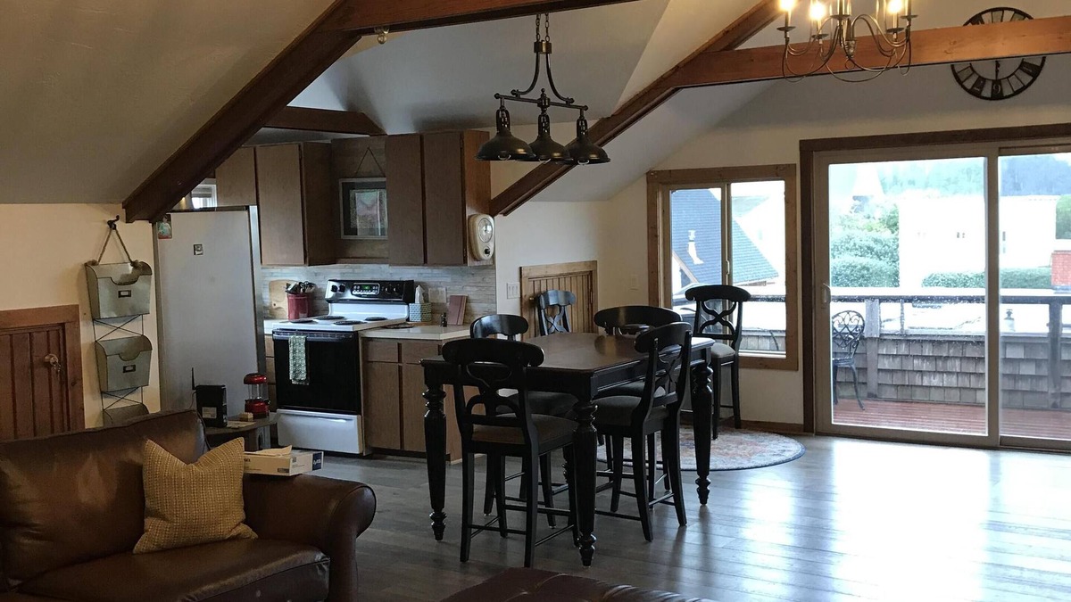 Mendocino House | The Village Bungalow is a spacious second story one plus bedroom flat.