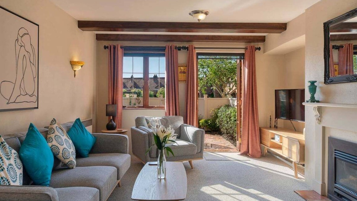 Stoke Apartment | The Village Green Apartment