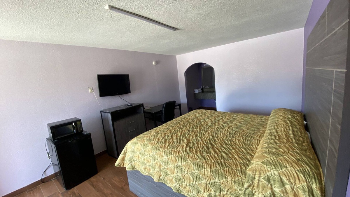 Denham Springs Hotel | The Village Inn