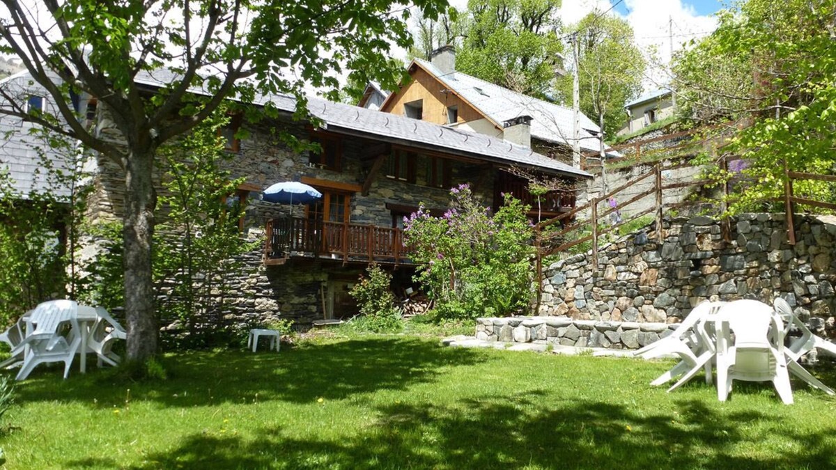 Ornon Apartment | the village of Oisans 15 minutes from € 350/S near Alpe d'Huez garden 150m² valley view.
