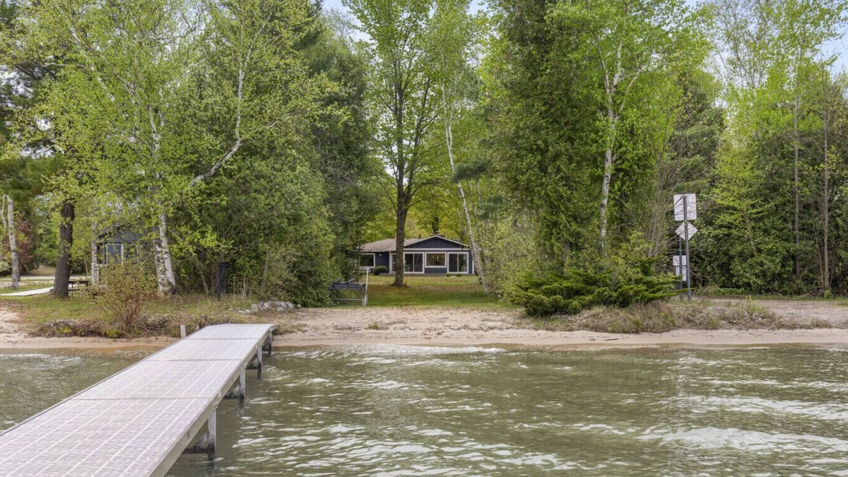 Frankfort Apartment | The Vine House on Crystal Lake