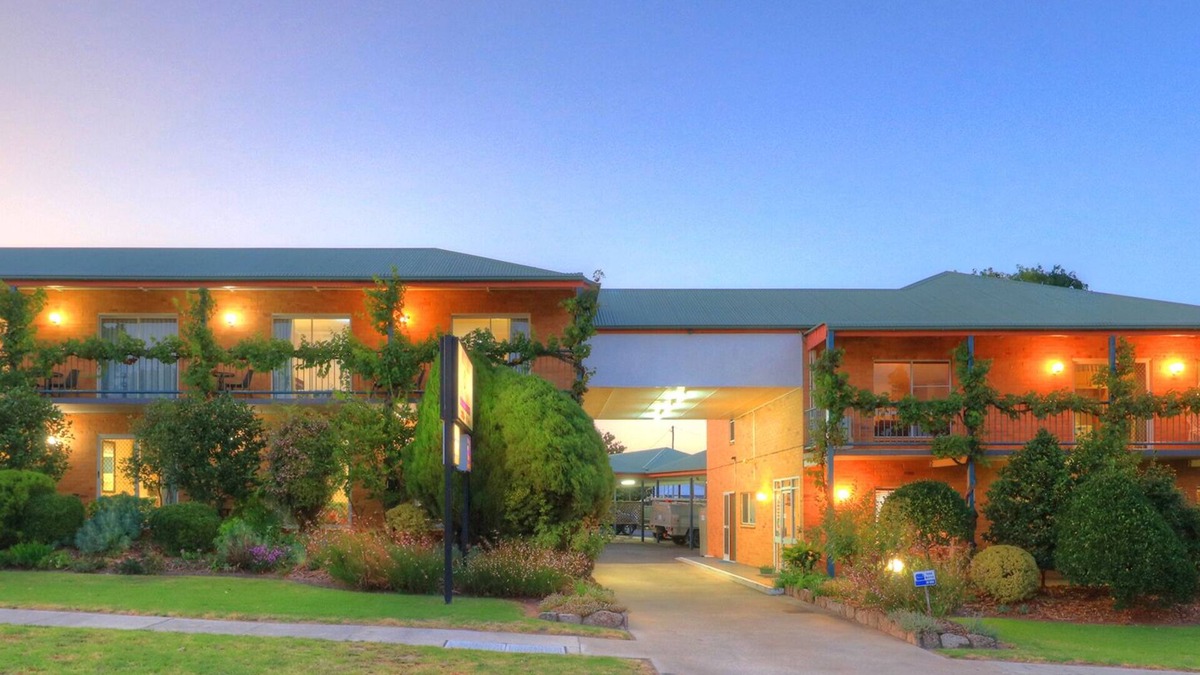 Stanthorpe Hotel | The Vines Motel and Cottages