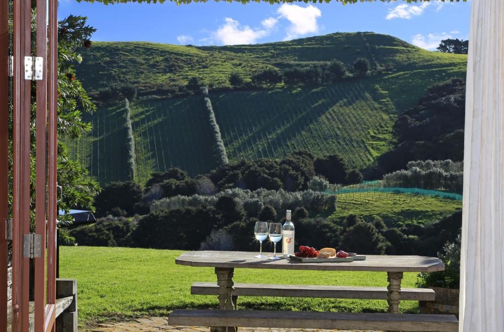 Onetangi Ski Chalet | The Vineyard Cottage - Stay Waiheke