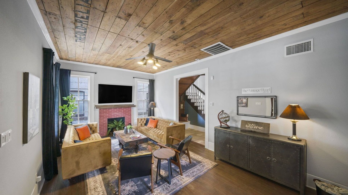 Government Hill House | The Vintage Pearl - 5BR Unique Home by the Pearl
