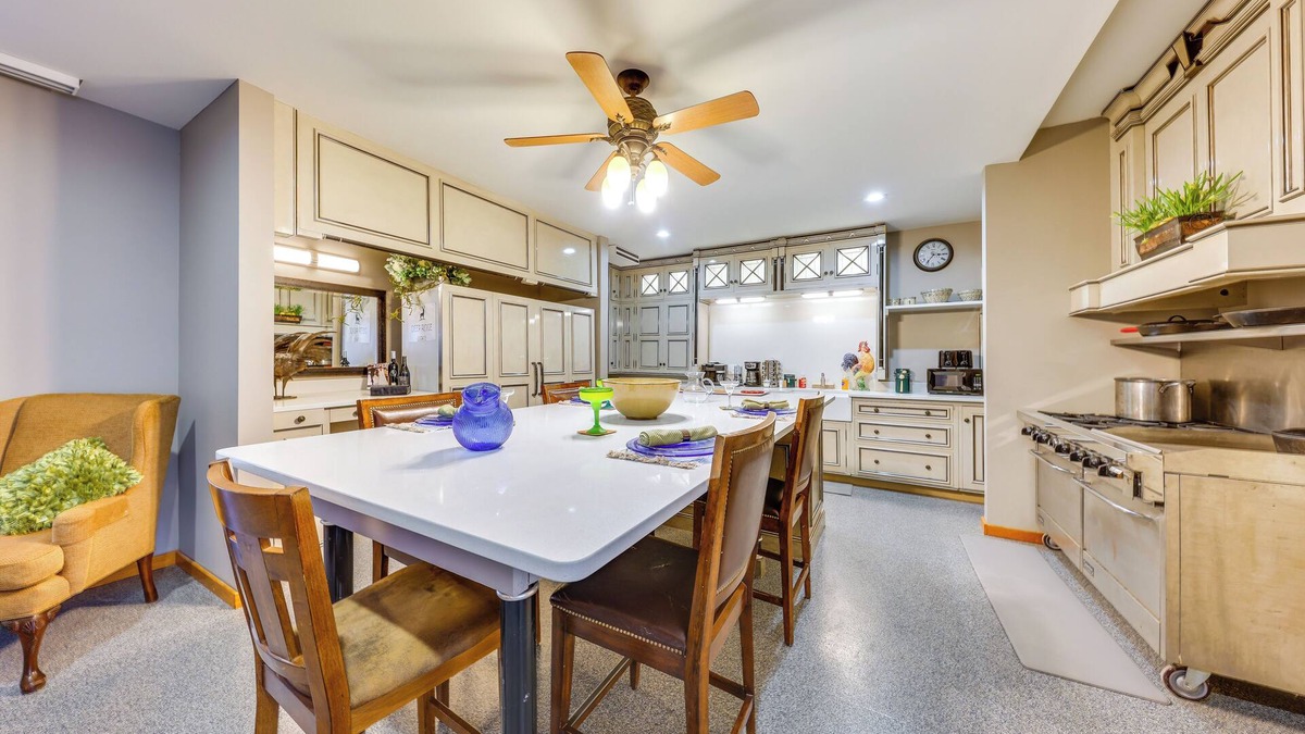 Waldron Villa | 'The Vista' Retreat ~ 30 Mi to Kansas City!