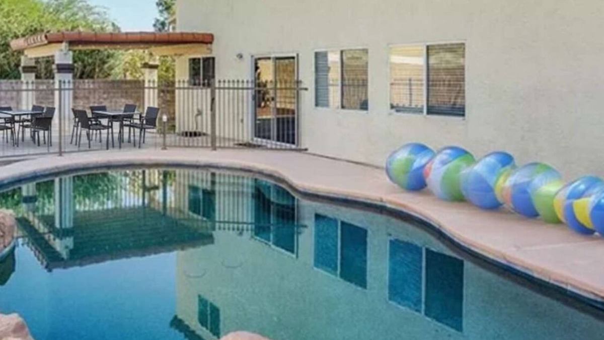 Paradise House | The Viva Vibe Las Vegas: FREE* Heated Pool, 6BD*, Skyline View, Pool Table & Foosball, 4 TV's, Grill