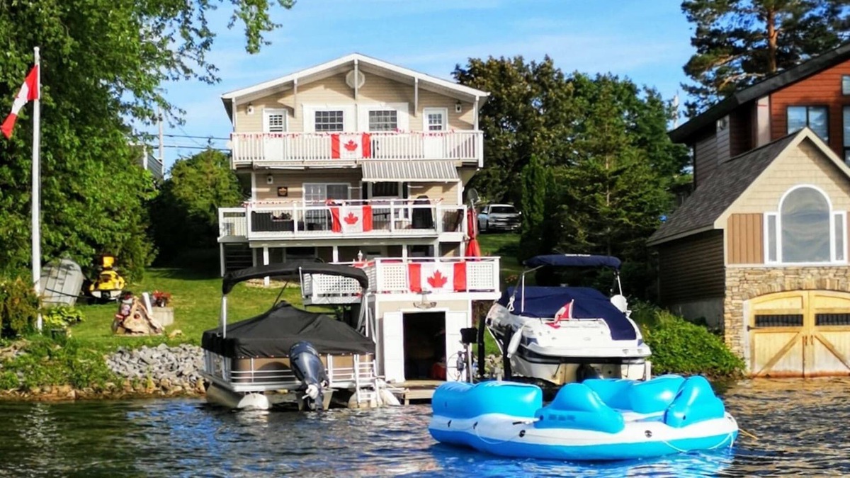Carrying Place Apartment | THE WALK IN CLOSET -A Couples Paradise on The Bay Of Quinte