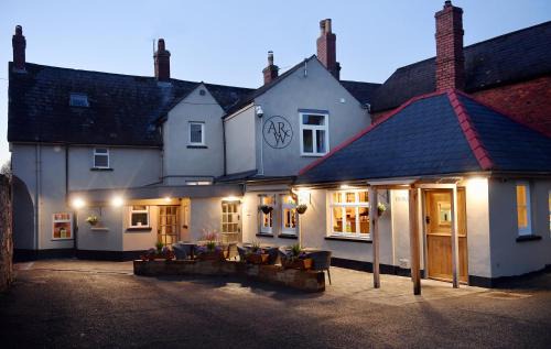 Usk Hotel | The Wallace Steakhouse with Rooms
