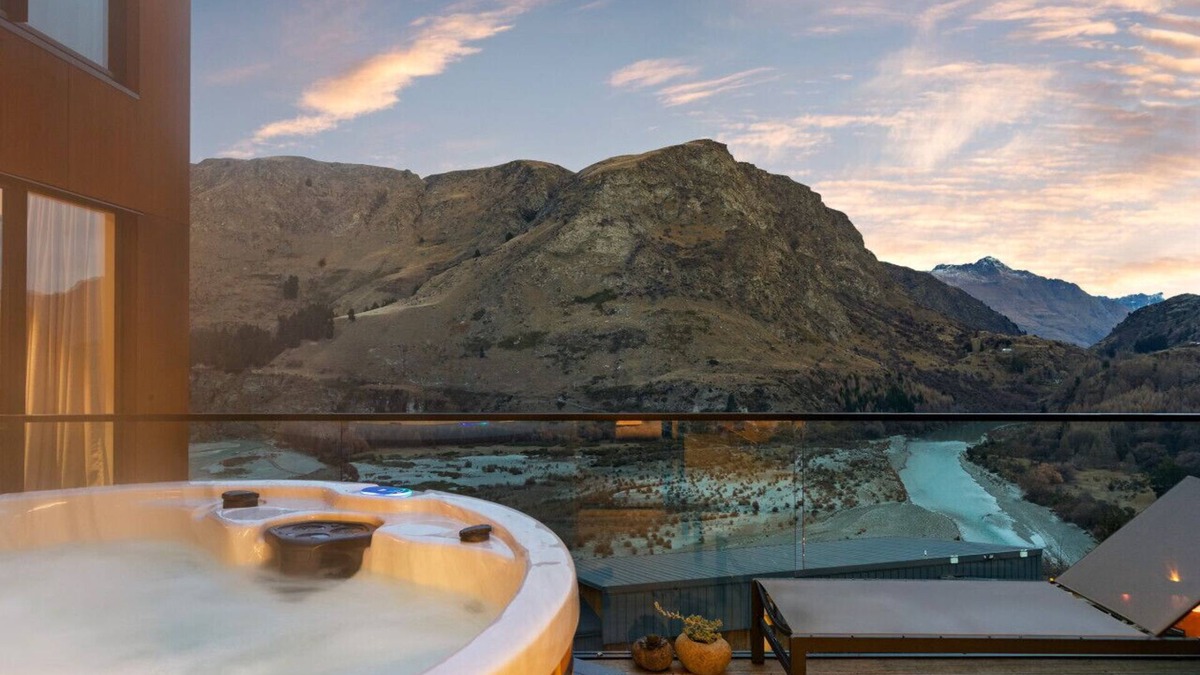 Arthur's Point Apartment | The Wanderlust- Luxurious Queenstown Retreat, views, Hot tub, free parking