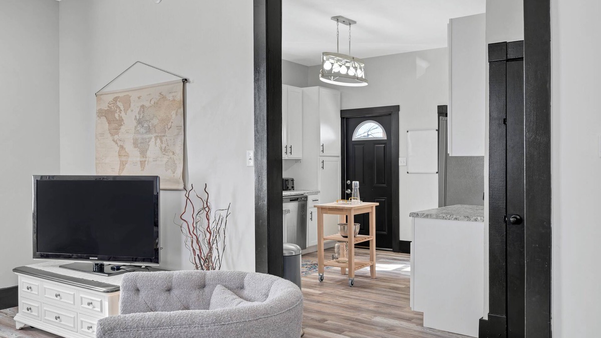 Washington House | The WashMO Hospitality House WALK to riverfront, shopping, wine shuttle, HOT TUB