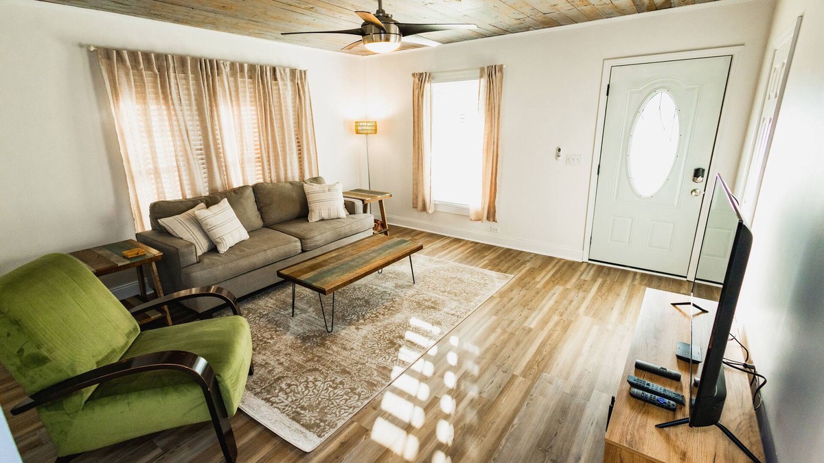 Hattiesburg House | The WATER PARK & ZOO are less than a block away! A