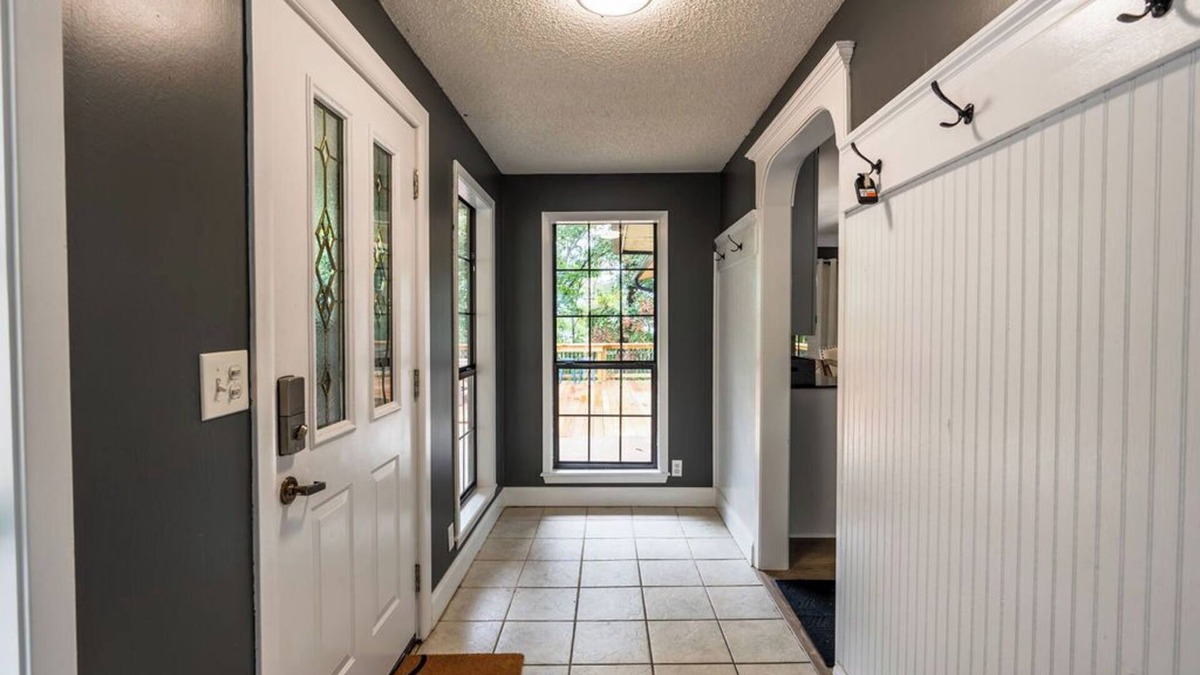Higden House | The Waters Edge on Greers Ferry lake. Take a walk to personal pebble beach