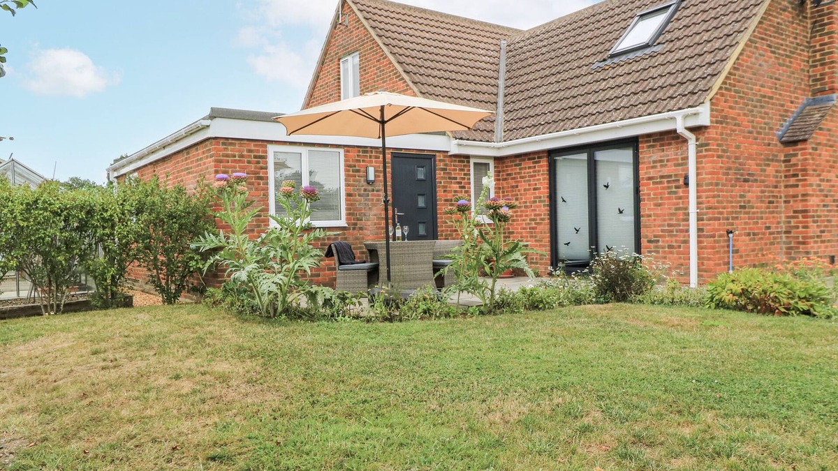 Potterne Cottage | THE WEST WING, romantic, with a garden in Potterne