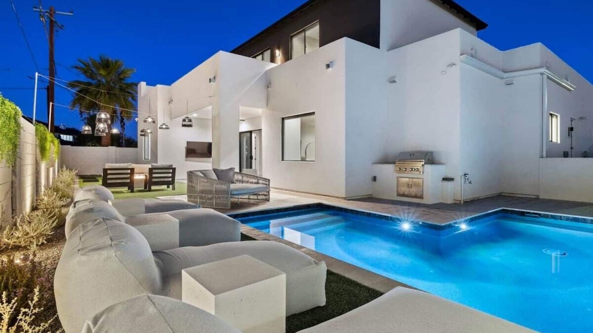 Southwest Village House | The Westley - Walk to Oldtown - Modern & NEW!