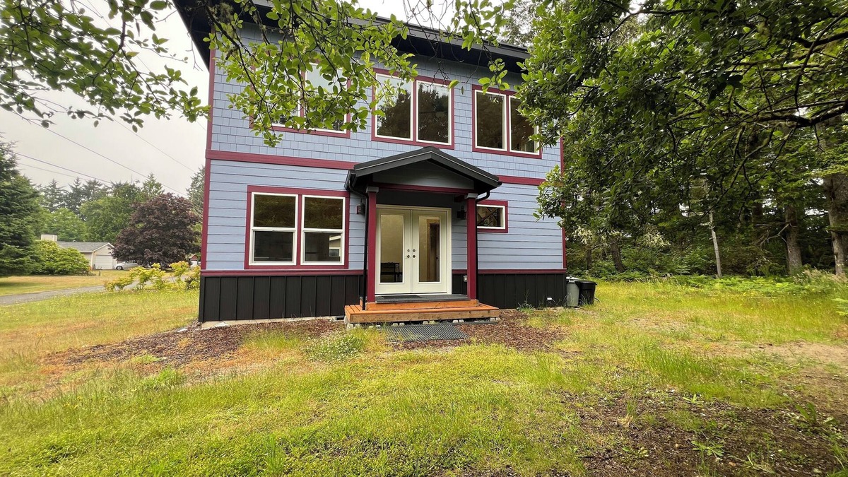 Westport Cabin | The Westport Pearl, a cozy, quiet neighborhood. Like bringing the outdoors in.