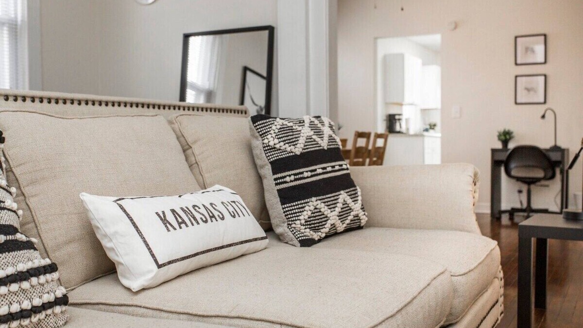 Kansas City Apartment | The Westport Suite*Walk to 39th ST*Mins to Plaza