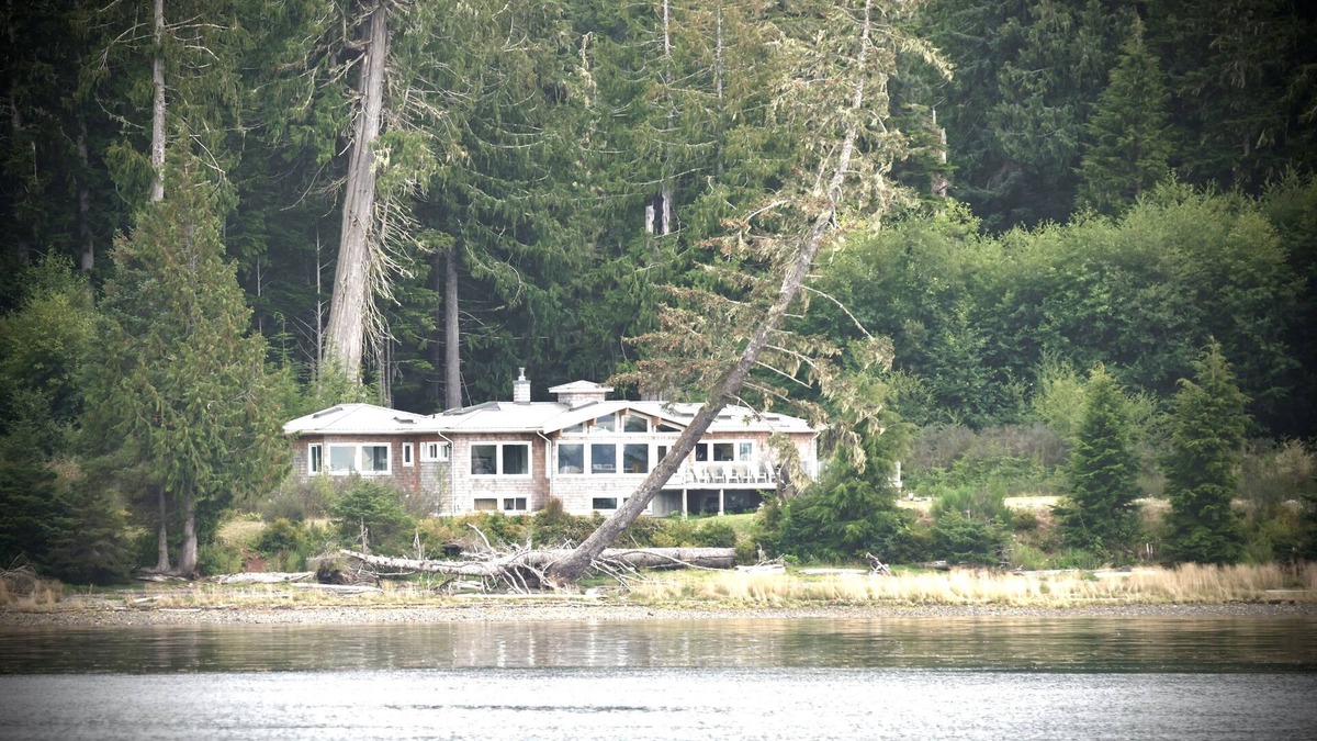 Port McNeill House | "The WhaleHouse"~ Upscale, 4000 Sq Ft Home For Large Family/3.8 acres