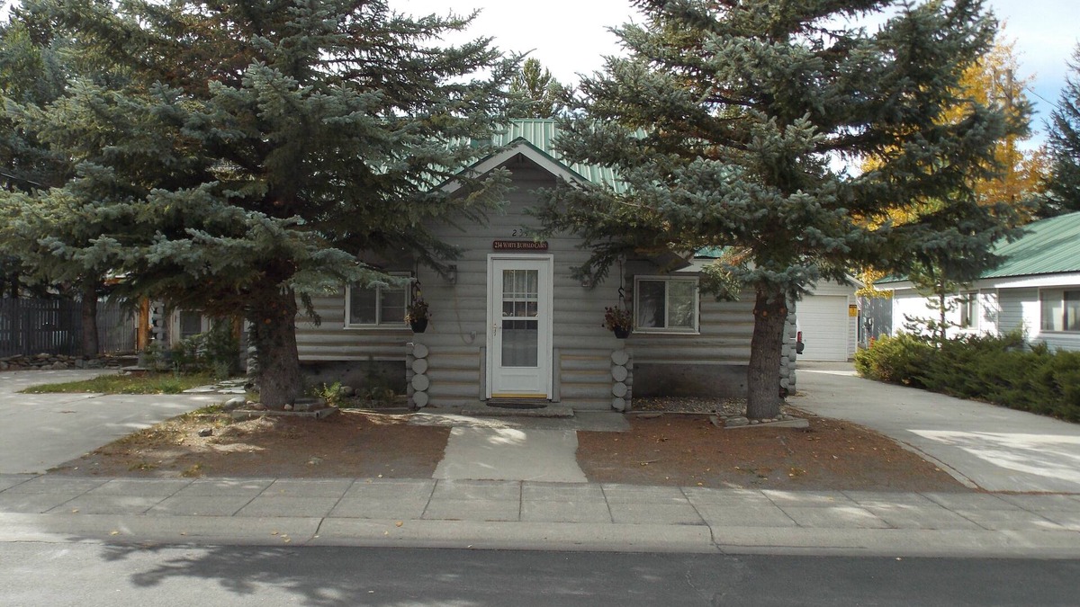 West Yellowstone Cabin | The White Buffalo rustic cabin located in the middle of West Yellowstone, MT