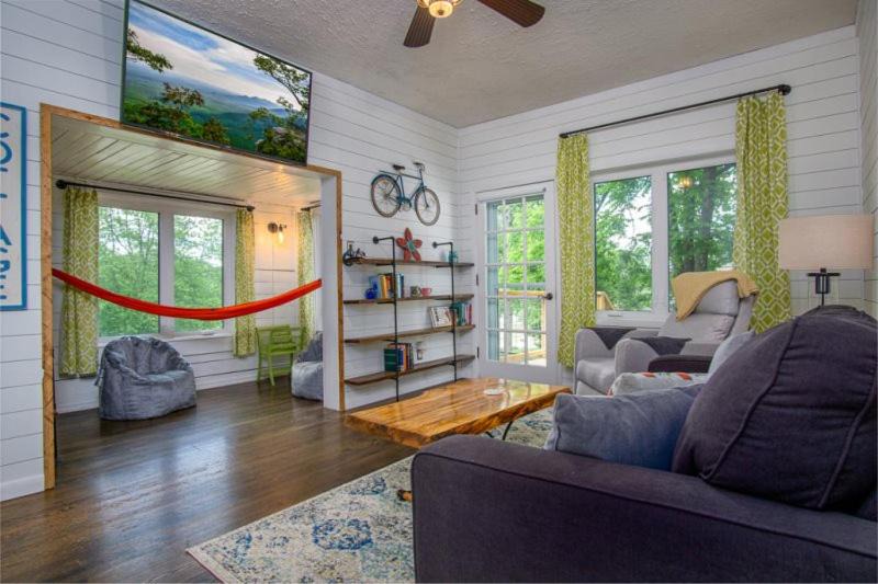 Brevard House | The White Cottage