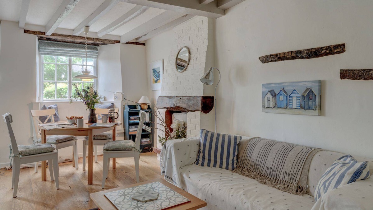 Woodstock Cottage | The White Cottage | Woodstock Holiday Let | 2 Beds & Sleeps 3