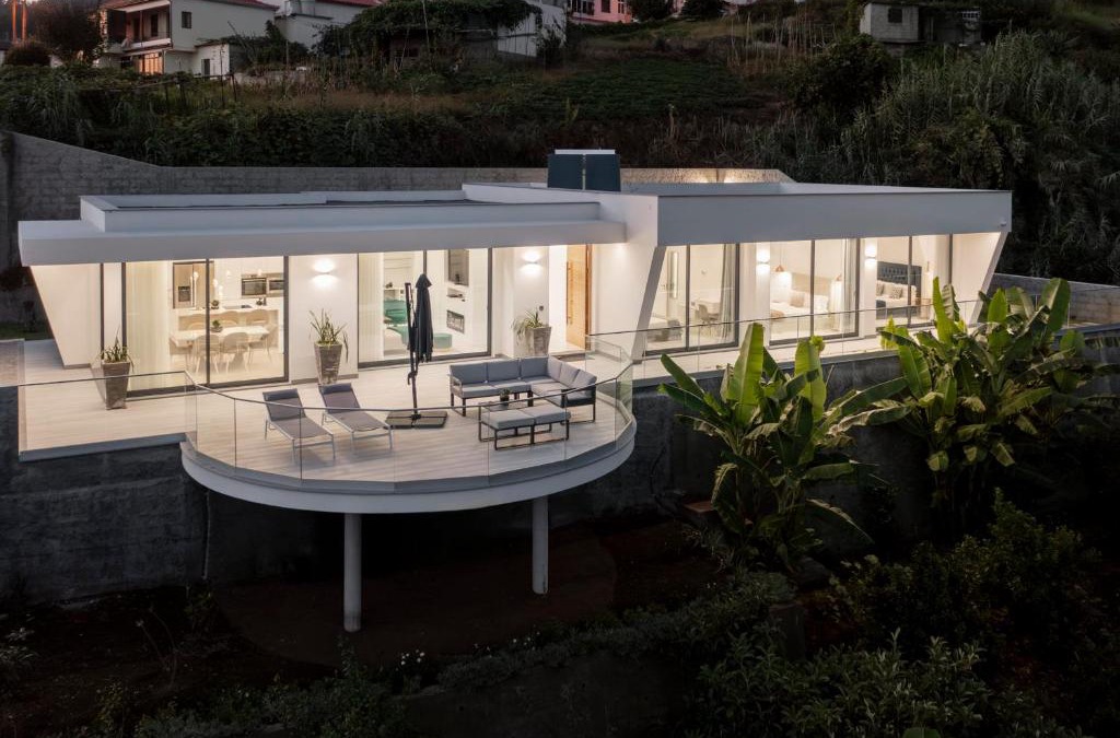 Canhas House | The White House by An Island Apart