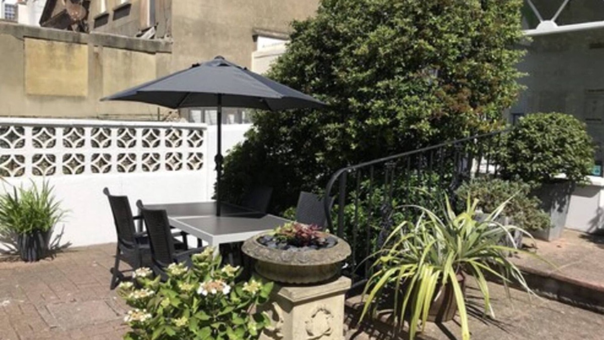 Kemptown Hotel | The White House