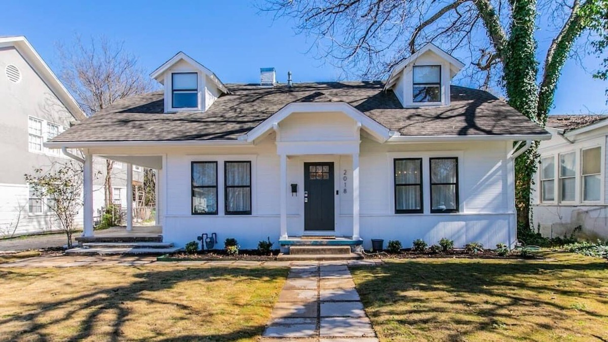 Austin Ave. House | The White House on Columbus - Close to Everything