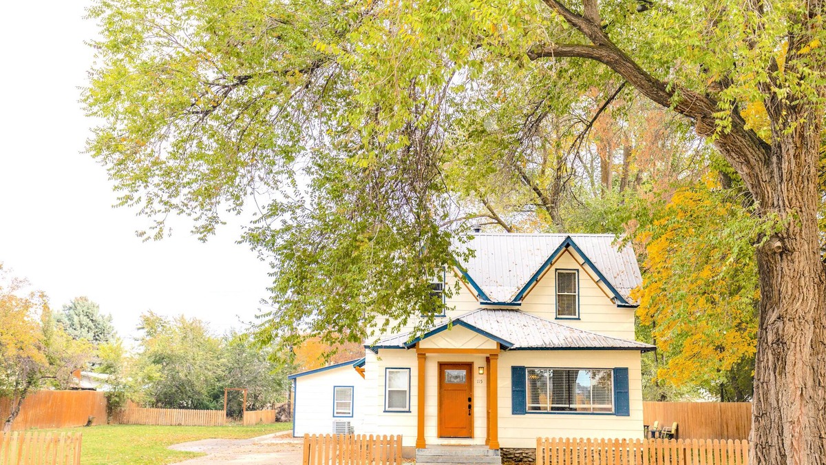 Paonia House | The White House on Niagara - Only 1 block from downtown with an orchard view!