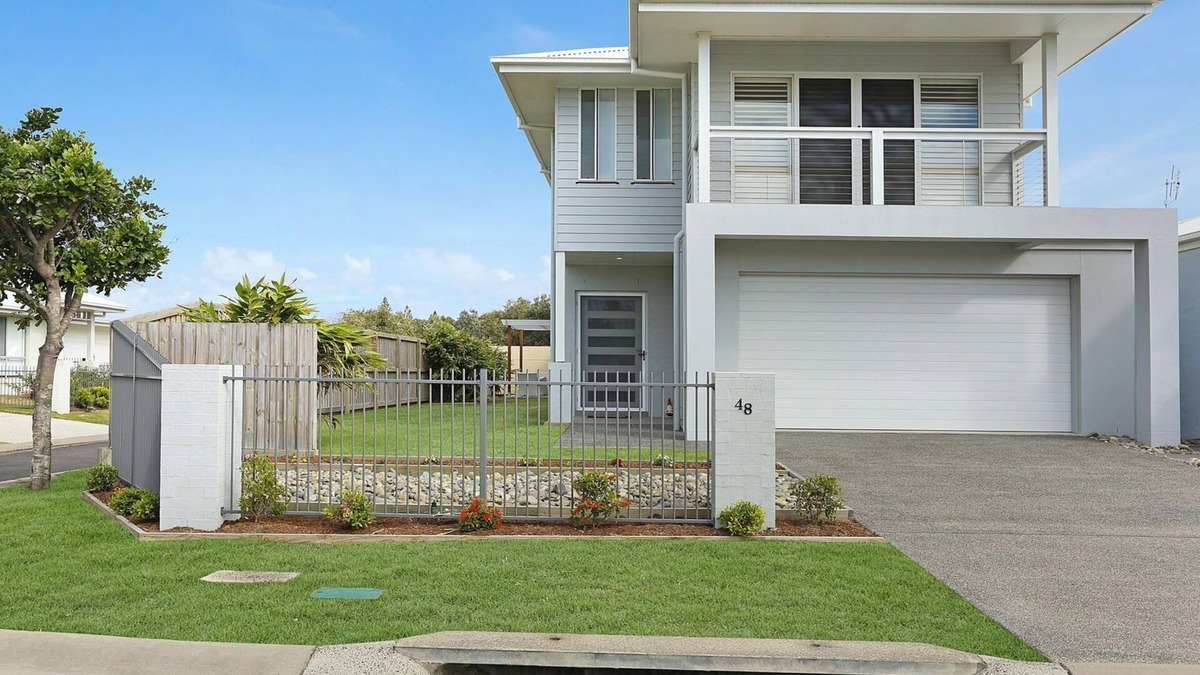 Yamba House | The White House Yamba a short walk to the beach